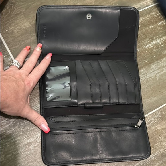 L.L. Bean unisex Black Leather travel Wallet - Picture 2 of 14